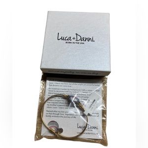 Women’s Luca & Danni Gold Chicago Cubs.